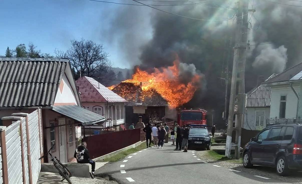 incendiu devastator intr un sat din soveja 32 de gospodarii afectate si sute de salvatori mobilizati