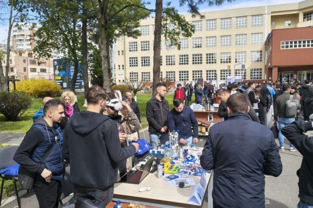 peste 2000 de studenti au luat parte la ziua portilor deschise organizata de universitatea vasile alecsandri din bacau