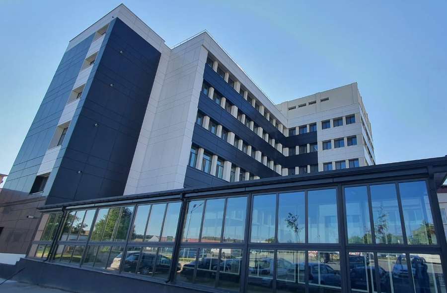 prima interventie de litotritie laser efectuata la spitalul prof dr eduard apetrei din buhusi