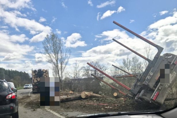 remorca plina cu busteni rasturnata pe dn12a intre onesti si targu trotus trafic perturbat fara victime