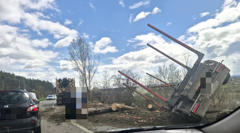 remorca plina cu busteni rasturnata pe dn12a intre onesti si targu trotus trafic perturbat fara victime