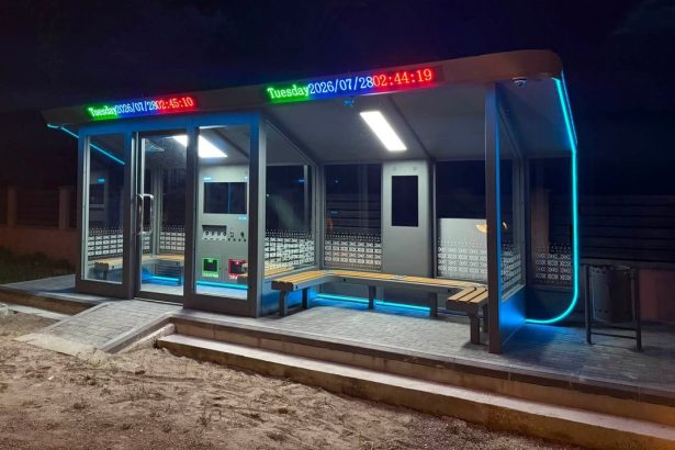 Comuna Manastirea Casin dispunede statii de autobuz inteligente iar investitia cuprinde si banci smart si un sistem de iluminat modern
