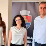 Primaria Bacau a oferit premii celor doua absolvente care au obtinut media 10 la Bacalaureat