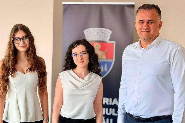 Primaria Bacau a oferit premii celor doua absolvente care au obtinut media 10 la Bacalaureat