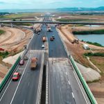 A7 Bacau Sud Se aplica ultimul strat de asfalt la intersectia cu bretelele nodului rutier