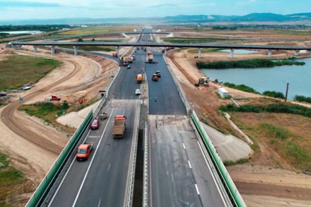 A7 Bacau Sud Se aplica ultimul strat de asfalt la intersectia cu bretelele nodului rutier