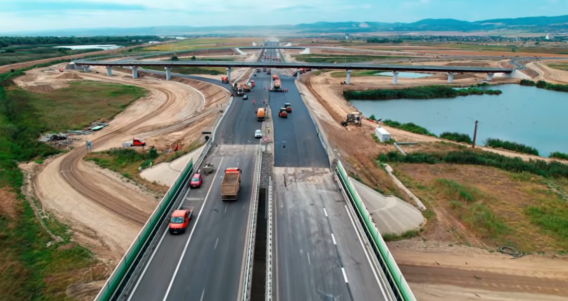 A7 Bacau Sud Se aplica ultimul strat de asfalt la intersectia cu bretelele nodului rutier