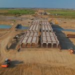 A7 se contureaza la Roman Nord a inceput montarea grinzilor peste raul Moldova