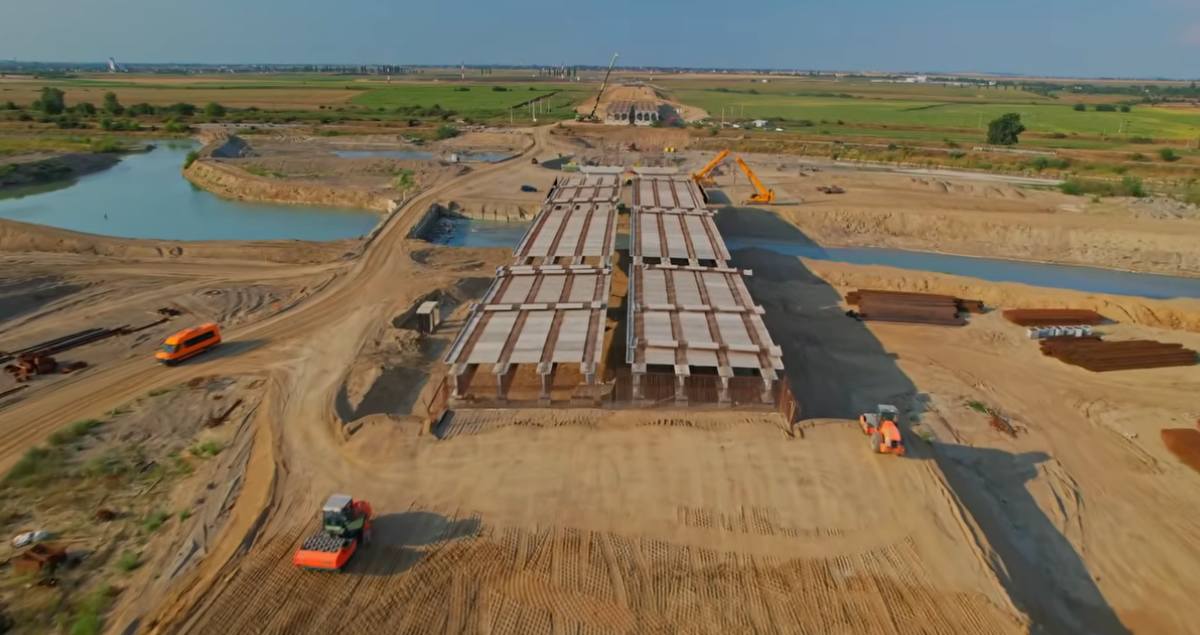 A7 se contureaza la Roman Nord a inceput montarea grinzilor peste raul Moldova