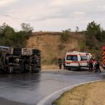 Autocamion incarcat cu fier vechi s a rasturnat in Podu Turcului Traficul a fost oprit pe ambele sensuri