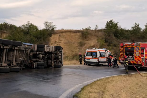 Autocamion incarcat cu fier vechi s a rasturnat in Podu Turcului Traficul a fost oprit pe ambele sensuri