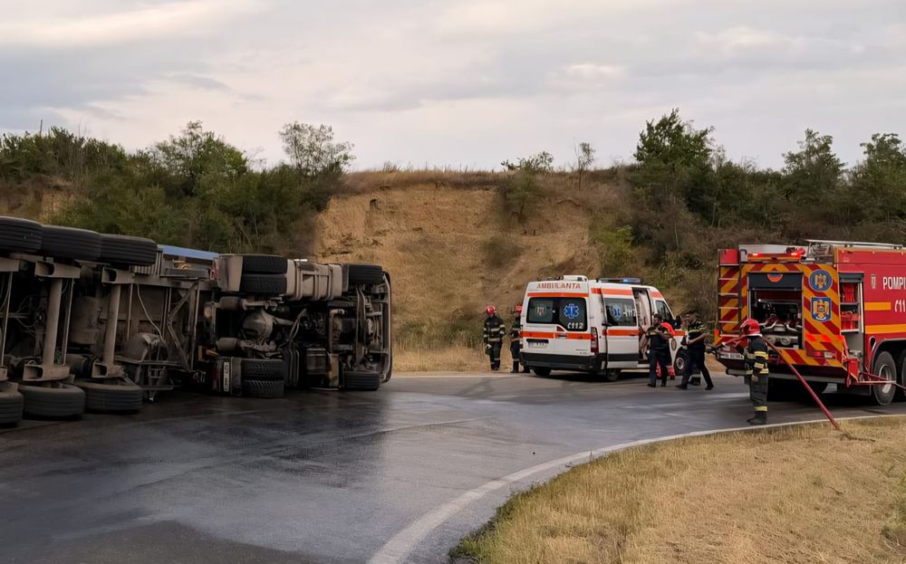 Autocamion incarcat cu fier vechi s a rasturnat in Podu Turcului Traficul a fost oprit pe ambele sensuri
