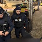 Barbat cu o secure in mana prins de jandarmi in apropierea Garii Bacau