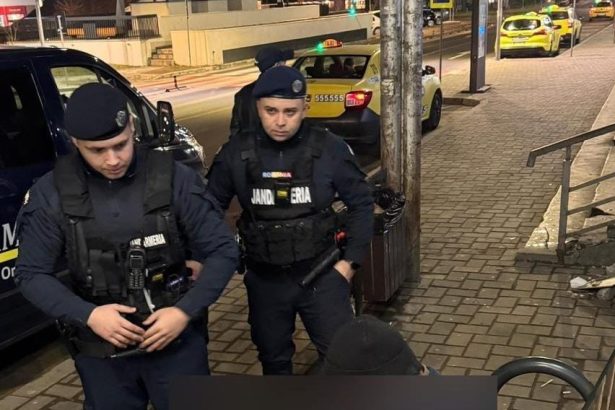 Barbat cu o secure in mana prins de jandarmi in apropierea Garii Bacau