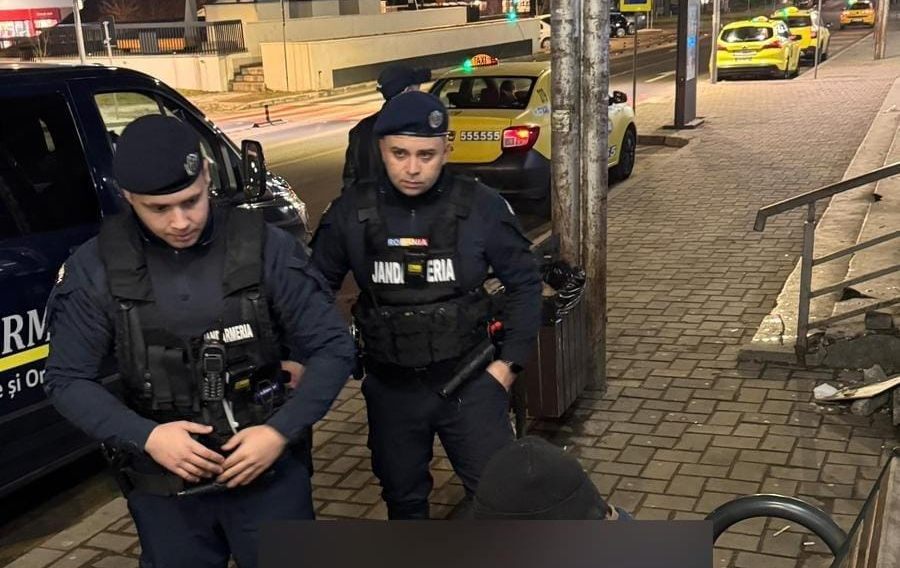 Barbat cu o secure in mana prins de jandarmi in apropierea Garii Bacau