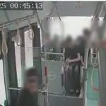 Cei care au vandalizat noile autobuze electrice au fost surprinsi in imagini Primarul Vor despagubi prejudiciile