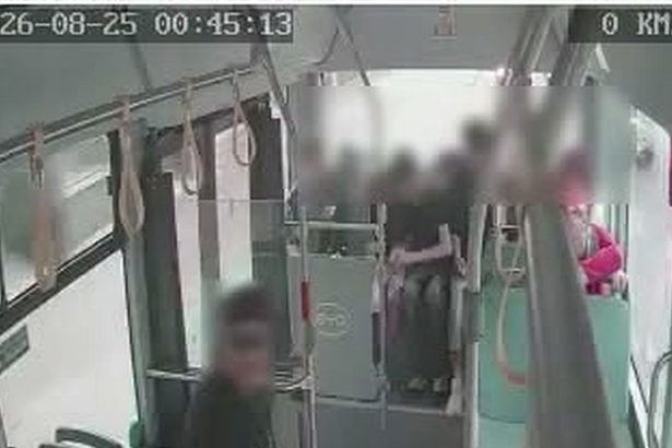 Cei care au vandalizat noile autobuze electrice au fost surprinsi in imagini Primarul Vor despagubi prejudiciile