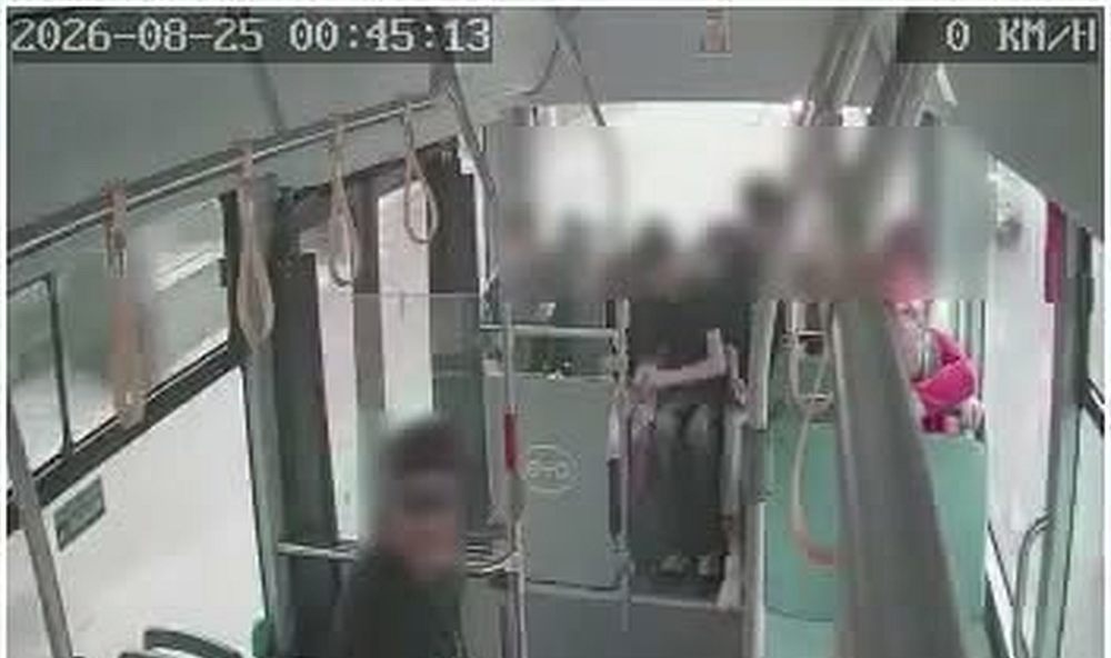 Cei care au vandalizat noile autobuze electrice au fost surprinsi in imagini Primarul Vor despagubi prejudiciile