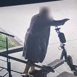 Cine a sustras trotineta lasata in scara blocului