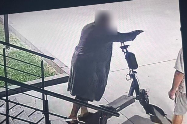 Cine a sustras trotineta lasata in scara blocului