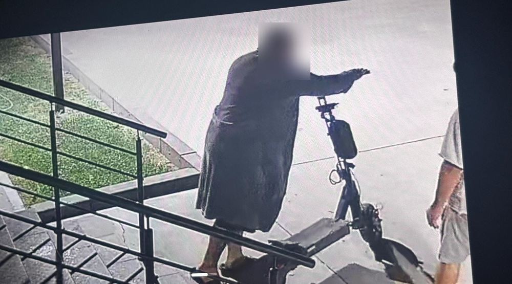Cine a sustras trotineta lasata in scara blocului
