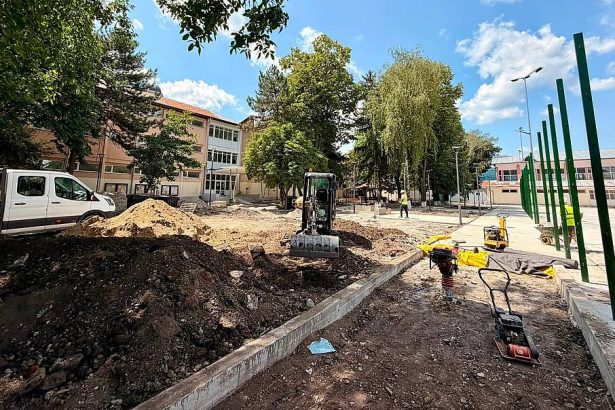 Curtea Colegiului Gheorghe Vranceanu din Bacau reinventata ca un spatiu modern pentru sport si relaxare Primarul anunta finalizarea imminenta a lucrarilor