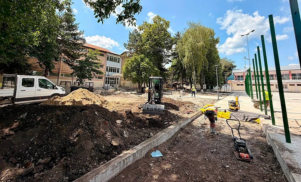 Curtea Colegiului Gheorghe Vranceanu din Bacau reinventata ca un spatiu modern pentru sport si relaxare Primarul anunta finalizarea imminenta a lucrarilor