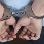Doi tineri din Bacau arestati preventiv dupa jefuirea unei femei intr o gara din Brasov