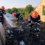 Doua incendii de locuinte in aceeasi seara in judetul Bacau O persoana a fost internata la spital cu arsuri