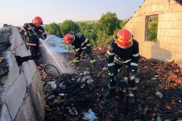Doua incendii de locuinte in aceeasi seara in judetul Bacau O persoana a fost internata la spital cu arsuri