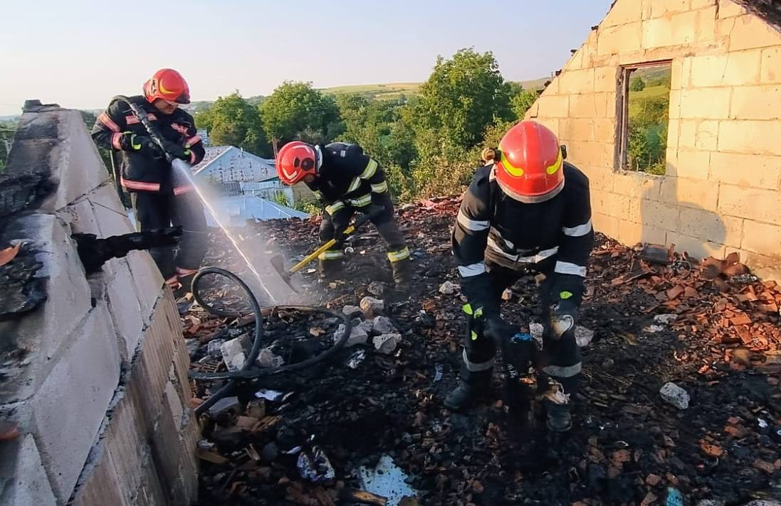 Doua incendii de locuinte in aceeasi seara in judetul Bacau O persoana a fost internata la spital cu arsuri