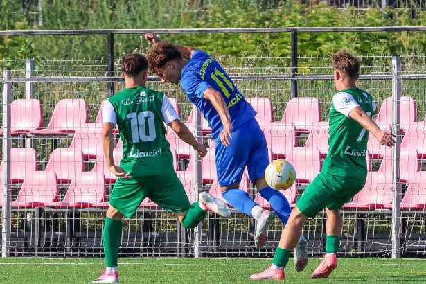 Fotbal Liga 3 Amical Aerostar CSM Adjud 1946 debut pe noul terren sintetic al aviatorilor
