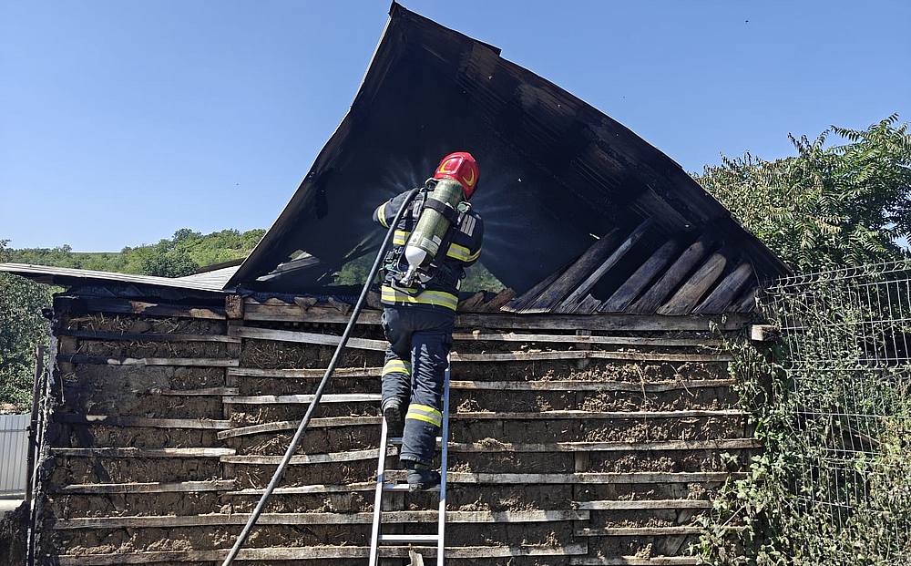 Incendiu devastator la o locuinta din comuna Pancesti Casa a fost complet distrusa