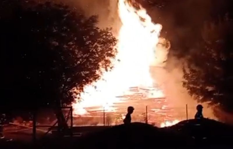 Incendiu la un depozit de lemn in comuna Sanduleni