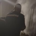 Jandarmii Gruparii Mobile Bacau au stins un incendiu care a izbucnit langa o casa si cateva masini