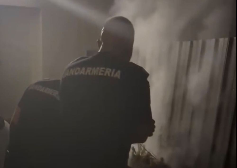 Jandarmii Gruparii Mobile Bacau au stins un incendiu care a izbucnit langa o casa si cateva masini