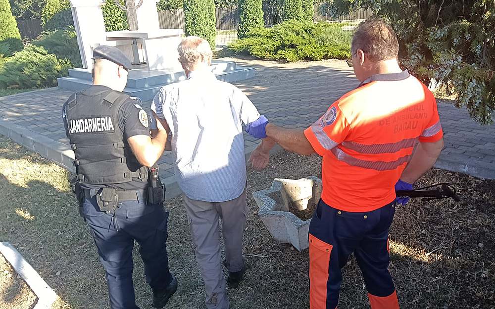 Jandarmii din Bacau au intervenit pentru a salva un biciclist cazut in Letea Veche
