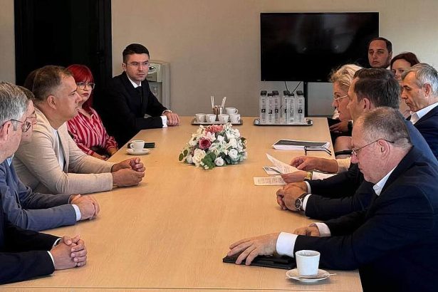 Ministrul Economiei a efectuat o vizita la companiile din Bacau impreuna cu primarul Lucian Daniel Stanciu Viziteu