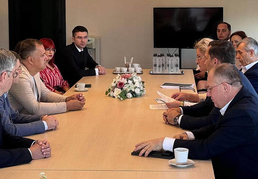 Ministrul Economiei a efectuat o vizita la companiile din Bacau impreuna cu primarul Lucian Daniel Stanciu Viziteu