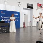 Muzica romanesc ii intampina pe calatori la Aeroportul Bacau in omagiu aniversarii de 145 de ani de la nasterea lui George Enescu