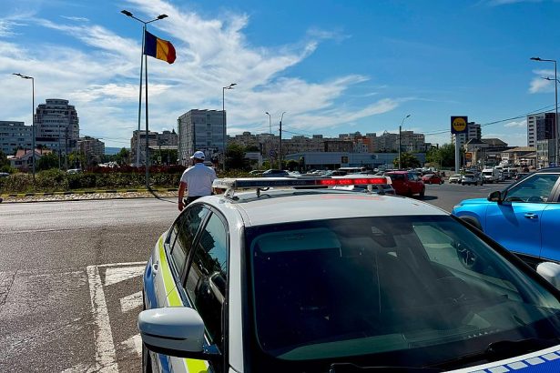 Polistii regleaza traficul in Bacau pe perioada restrictionilor de pe Autostrada A7