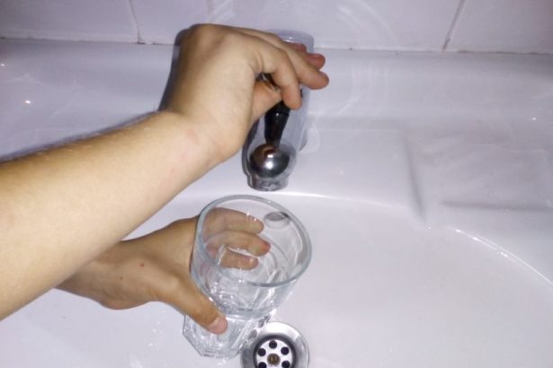 Restrictii la furnizarea apei potabile in trei cartiere din Targu Ocna incepand de marti