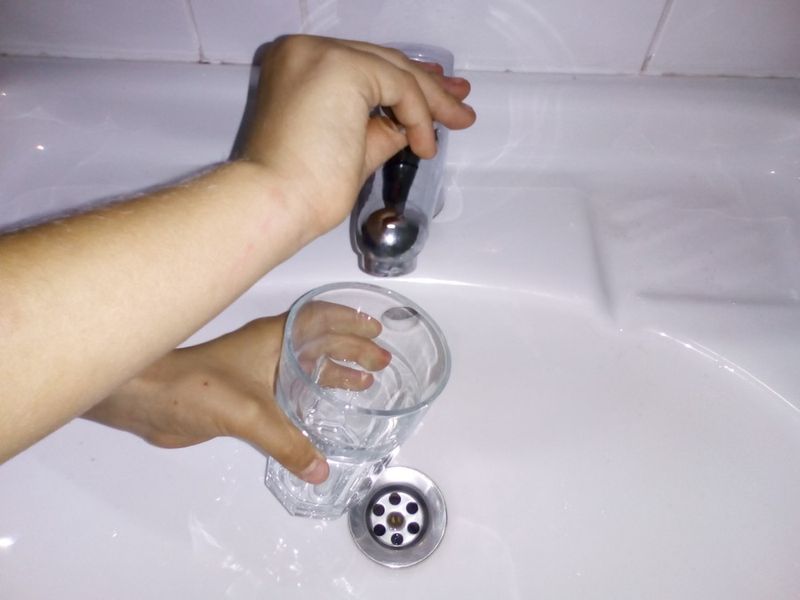 Restrictii la furnizarea apei potabile in trei cartiere din Targu Ocna incepand de marti