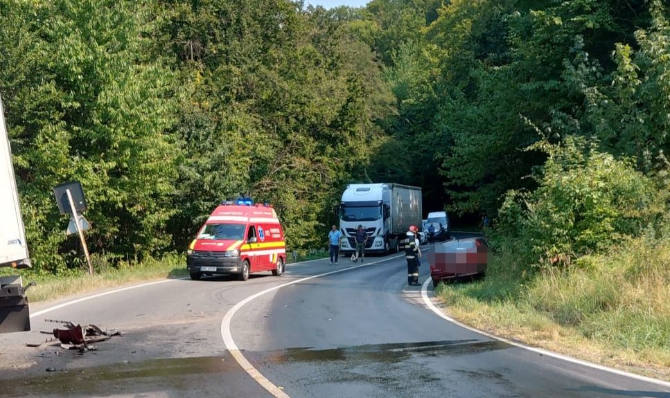 Trafic oprit pe DN 11 in comuna Magura din causa accidentului intre un autotren si un autoturism