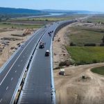 Ultimii metri de asfalt pe pasajul de la Cleja un element esential al lotului 3 al Autostrazii A7 Focsani