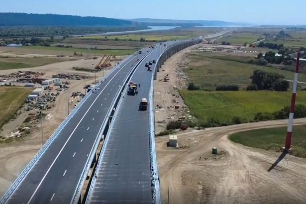 Ultimii metri de asfalt pe pasajul de la Cleja un element esential al lotului 3 al Autostrazii A7 Focsani
