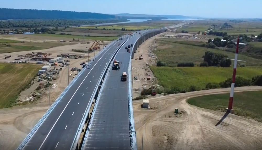Ultimii metri de asfalt pe pasajul de la Cleja un element esential al lotului 3 al Autostrazii A7 Focsani