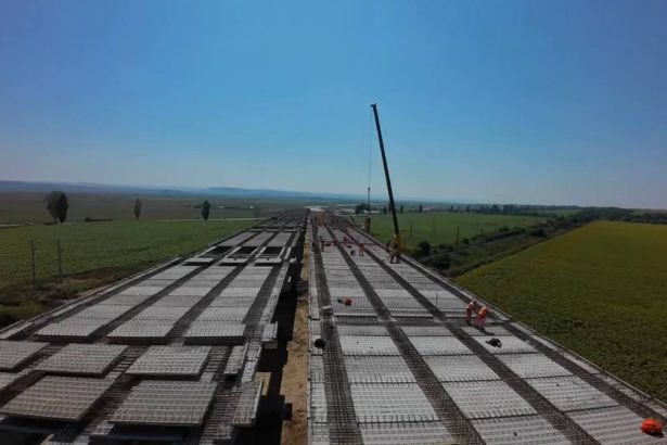 VIDEO A7 Se toarna beton pe viaductul de la Filipesti peste calea ferata UMB progreseaza la unul dintre cele mai importante pasaje ale Autostrazii Moldovei