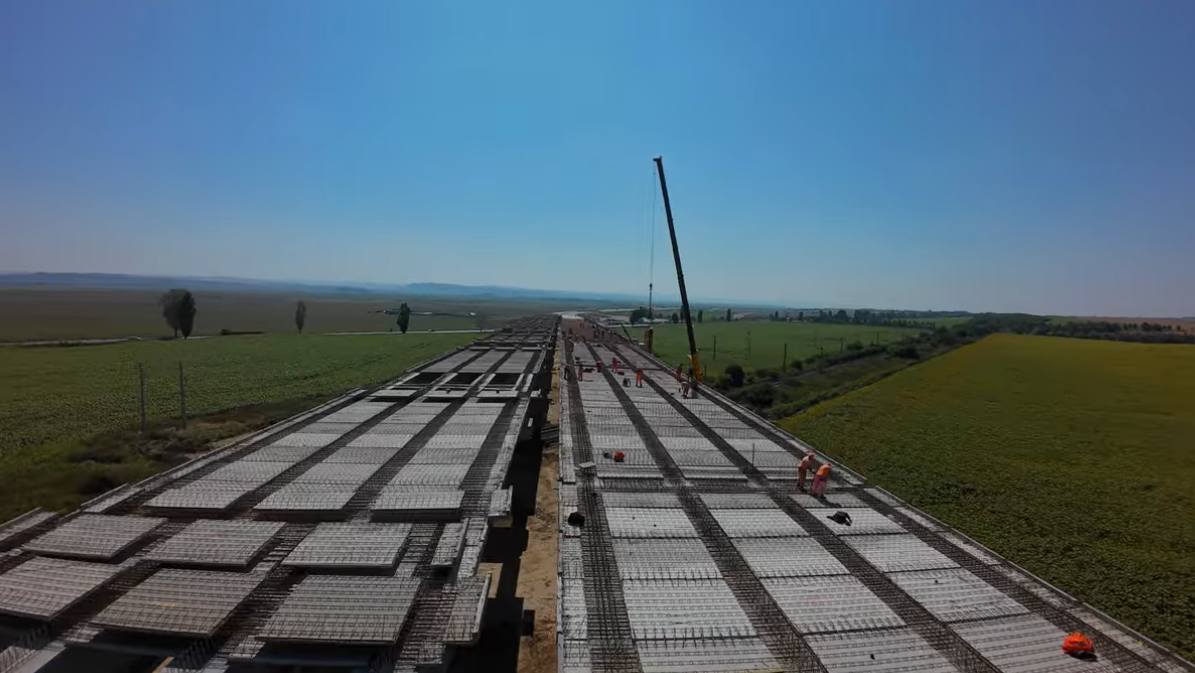 VIDEO A7 Se toarna beton pe viaductul de la Filipesti peste calea ferata UMB progreseaza la unul dintre cele mai importante pasaje ale Autostrazii Moldovei