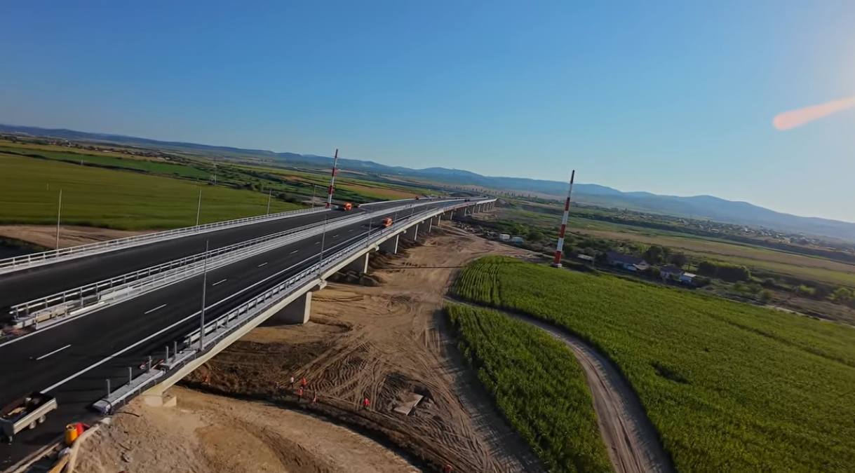 VIDEO A7 Viaductul de la Nicolae Balcescu a fost complet asfaltat UMB instaleaza parapetele si traseaza marcajele rutiere
